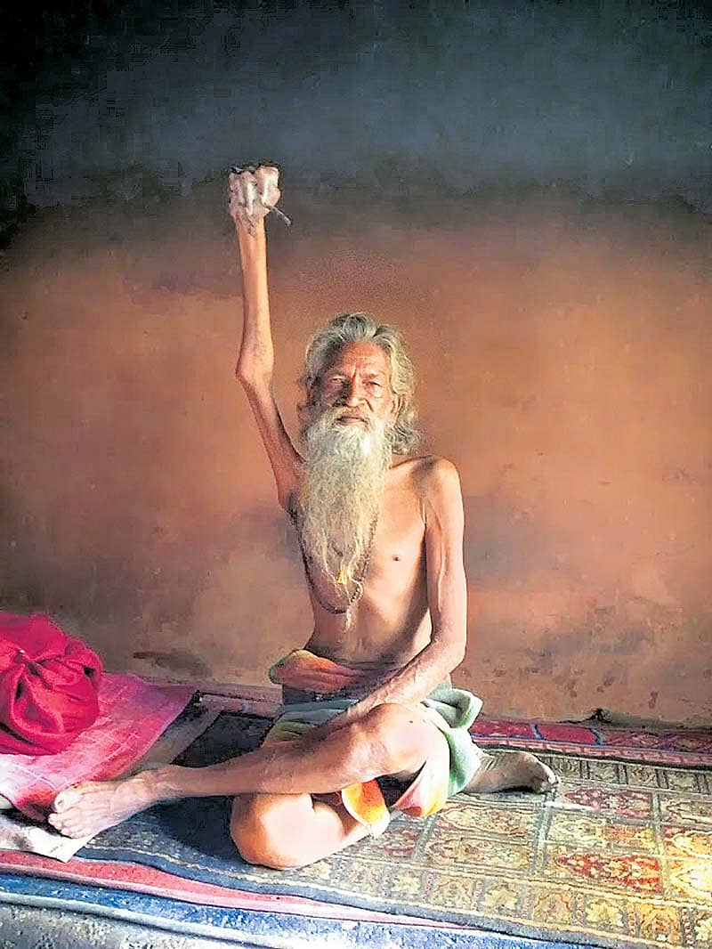 40 ವರ್ಷಗಳಿಂದ ಕೈ ಎತ್ತಿರುವ ಸ್ವಾಮಿ!