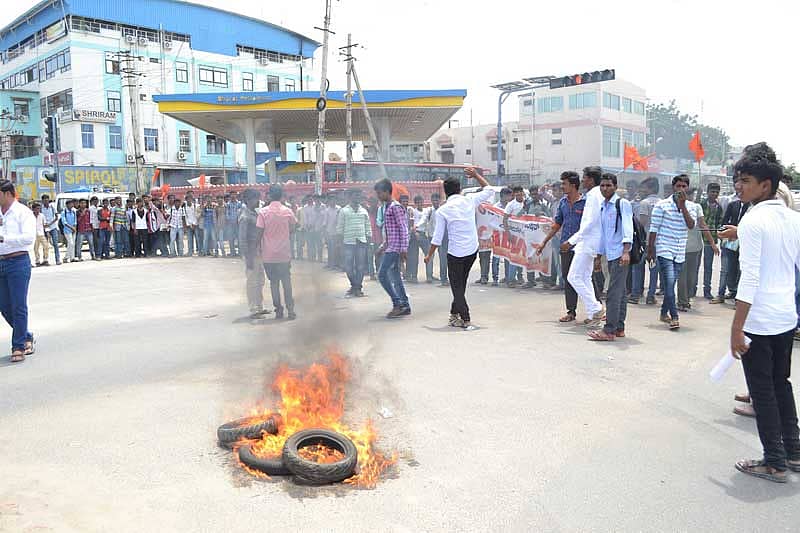 ಎಬಿವಿಪಿ ಕಾರ್ಯಕರ್ತರ ಮೇಲೆ ಪೊಲೀಸರ ಹಲ್ಲೆ ನಡೆಸಿರುವುದನ್ನು ಖಂಡಿಸಿ ಯಾದಗಿರಿಯಲ್ಲಿ ಎಬಿವಿಪಿ ಸಂಘಟನೆಯ ವಿದ್ಯಾರ್ಥಿಗಳು ಟೈರ್ಗೆ ಬೆಂಕಿ ಹಚ್ಚಿ ಪ್ರತಿಭಟಿಸಿದರು.