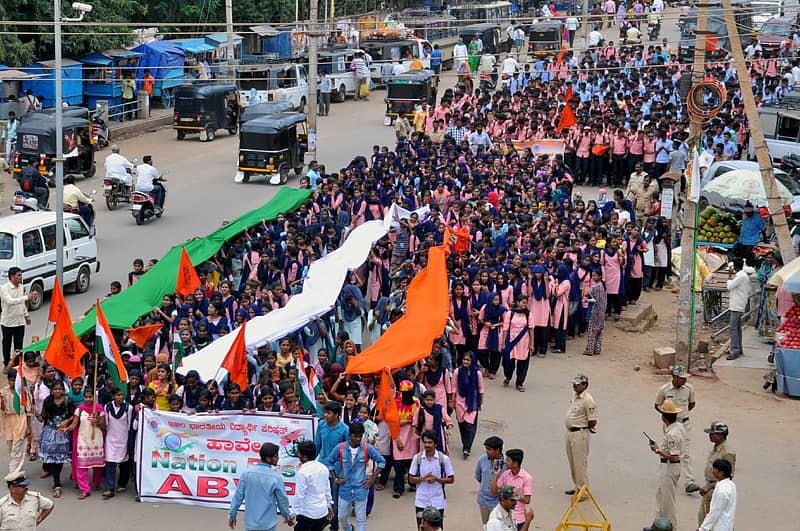 ದೇಶದ್ರೋಹಿ ಘೋಷಣೆ ಕೂಗಿದವರನ್ನು ಬಂಧಿಸಬೇಕು ಎಂದು ಆಗ್ರಹಿಸಿ ಎಬಿವಿಪಿ ಕಾರ್ಯಕರ್ತರು ಬುಧವಾರ ಹಾವೇರಿ ಹೊಸಮನಿ ಸಿದ್ದಪ್ಪ ವೃತ್ತದ ಬಳಿ ಪ್ರತಿಭಟನೆ ನಡೆಸಿದರು