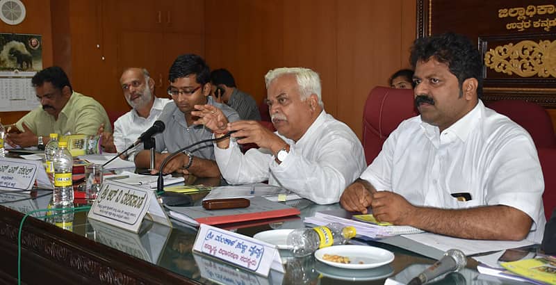 ಕಾರವಾರ ಜಿಲ್ಲಾಧಿಕಾರಿ ಕಚೇರಿಯಲ್ಲಿ ಮಂಗಳವಾರ ನಡೆದ ಕೆಡಿಪಿ ಸಭೆಯಲ್ಲಿ ಜಿಲ್ಲಾ ಉಸ್ತುವಾರಿ ಸಚಿವ ಆರ್.ವಿ.ದೇಶಪಾಂಡೆ ಮಾತನಾಡಿದರು. ಶಾಸಕರಾದ ಸತೀಶ್ ಸೈಲ್, ಶಿವರಾಮ ಹೆಬ್ಬಾರ, ಜಿಲ್ಲಾಧಿಕಾರಿ ಎಸ್.ಎಸ್.ನಕುಲ್, ಶಾಸಕ ಮಂಕಾಳ ವೈದ್ಯ ಇದ್ದಾರೆ