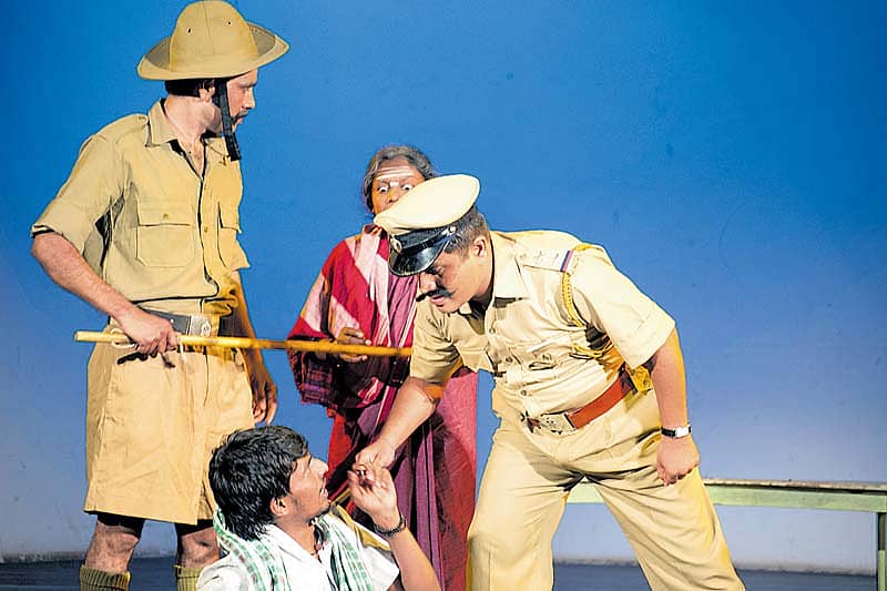 ‘ಘೂಳೀಮಡ್ಡಿ ಕತ್ತರಿ’ ನಾಟಕದ ದೃಶ್ಯ