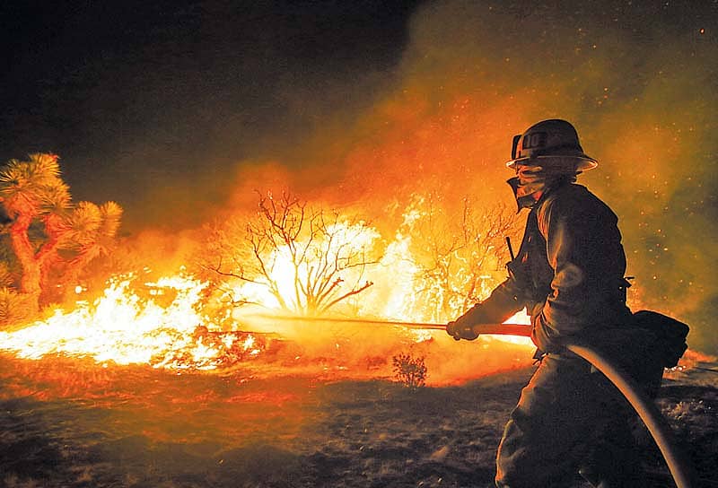 ಕಾಳ್ಗಿಚ್ಚನ್ನು ನಂದಿಸಲು ಯತ್ನಿಸುತ್ತಿರುವ ಅಗ್ನಿಶಾಮಕ ಸಿಬ್ಬಂದಿ