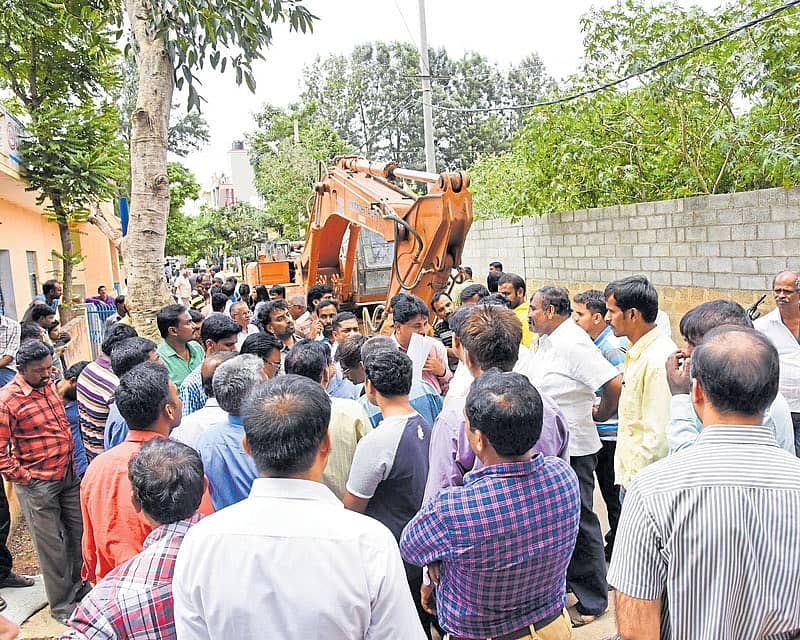 ದೊಡ್ಡಬೊಮ್ಮಸಂದ್ರದಲ್ಲಿ ರಾಜಕಾಲುವೆ ಒತ್ತುವರಿ ಮಾರ್ಗ ಬದಲಾಯಿಸಲಾಗಿದೆ ಎಂದು ಆರೋಪಿಸಿದ ಸ್ಥಳೀಯರು ಕಾರ್ಯಾಚರಣೆ ಸ್ಥಗಿತಗೊಳಿಸುವಂತೆ ಪಟ್ಟು ಹಿಡಿದರು    –ಪ್ರಜಾವಾಣಿ ಚಿತ್ರ