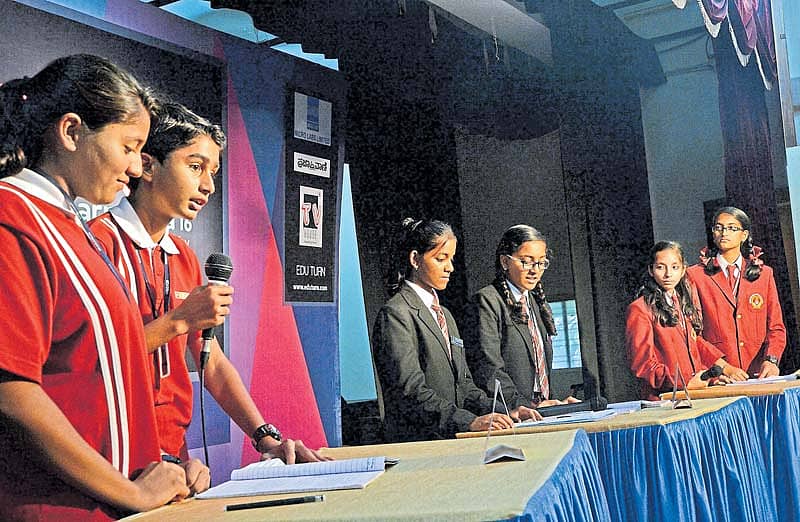 ಕಿರಿಯರ ವಿಭಾಗದ ಚರ್ಚಾ ಸ್ಪರ್ಧೆಯಲ್ಲಿ ಪಾಲ್ಗೊಂಡ ಎಲೆಕ್ಟ್ರಾನಿಕ್ ಸಿಟಿಯ ವಿಬ್ಗಯೋರ್ ಶಾಲೆಯ ಸನ್ಯಾ ಹಾಗೂ ಪ್ರಣವ್, ಸಿದ್ಧಗಂಗಾ ಪಬ್ಲಿಕ್ ಶಾಲೆಯ ಶುಭಾ ಹೆಗ್ಡೆ ಹಾಗೂ ಕಾಜಲ್ ಆರ್. ಜೈನ್, ನಾಗಾರ್ಜುನ ವಿದ್ಯಾನಿಕೇತನ ಶಾಲೆಯ ಮೇಘನಾ ಗಣೇಶ್ ಹಾಗೂ ಸಾನಿಯಾ ಎನ್. –ಪ್ರಜಾವಾಣಿ ಚಿತ್ರ