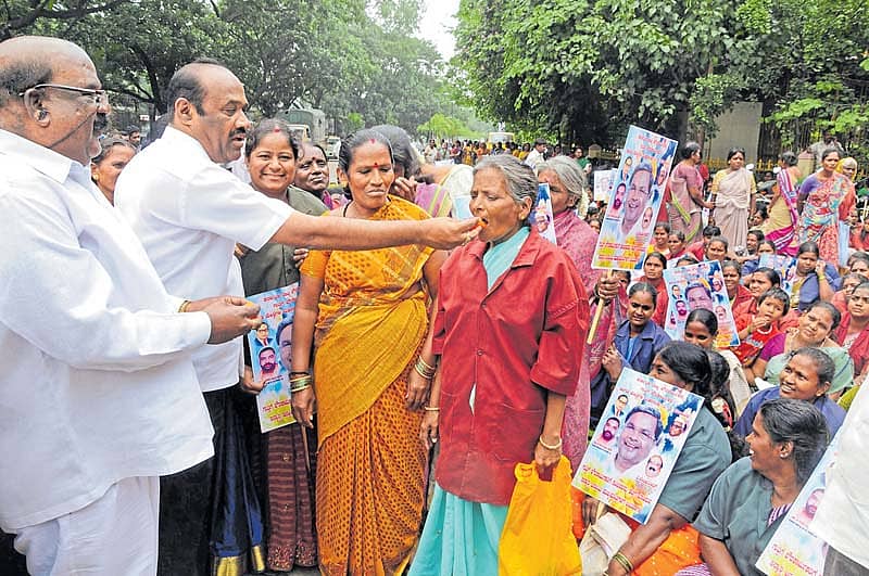 ವೇತನ ಹೆಚ್ಚಳಕ್ಕೆ ಬಿಬಿಎಂಪಿ ಗುತ್ತಿಗೆ ಪೌರಕಾರ್ಮಿಕರು ಬುಧವಾರ ಸಿಹಿ ಹಂಚಿ ಸಂಭ್ರಮಿಸಿದರು –ಪ್ರಜಾವಾಣಿ ಚಿತ್ರ