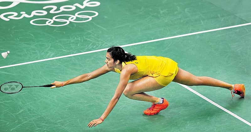 ರಿಯೊ ಡಿ ಜನೈರೊದಲ್ಲಿ ನಡೆಯುತ್ತಿರುವ ಒಲಿಂಪಿಕ್ ಕೂಟದ ಬ್ಯಾಡ್ಮಿಂಟನ್ನ ಮಹಿಳೆಯರ ಸಿಂಗಲ್ಸ್ ವಿಭಾಗದ ಸೆಮಿಫೈನಲ್ ಪಂದ್ಯದಲ್ಲಿ ಗೆದ್ದ ಭಾರತದ ಪಿ.ವಿ. ಸಿಂಧು ಜಪಾನ್ನ ನೊಜೊಮಿ ಒಕುಹರ ಅವರಿಗೆ ಷಟಲ್ ಹಿಂದಿರುಗಿಸಲು ಪ್ರಯತ್ನಿಸಿದ್ದು ಹೀಗೆ ಪ್ರಜಾವಾಣಿ ಚಿತ್ರ: ಕೆ.ಎನ್. ಶಾಂತಕುಮಾರ್