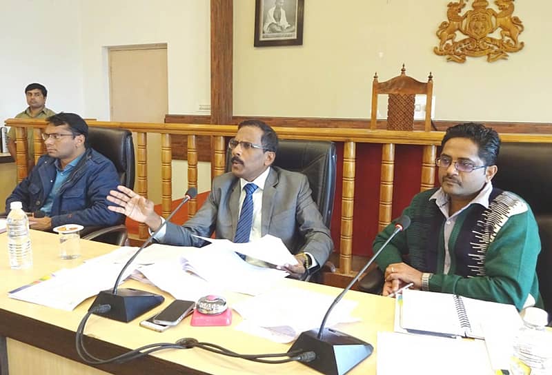 ಮಡಿಕೇರಿ ಜಿಲ್ಲಾಧಿಕಾರಿ ಕಚೇರಿ ಸಭಾಂಗಣದಲ್ಲಿ ಗುರುವಾರ ನಡೆದ ಕಂದಾಯ ಅಧಿಕಾರಿಗಳ ಸಭೆಯಲ್ಲಿ ಜಿಲ್ಲಾಧಿಕಾರಿ ರಿಚರ್ಡ್ ವಿನ್ಸೆಂಟ್ ಡಿಸೋಜ ಮಾತನಾಡಿದರು