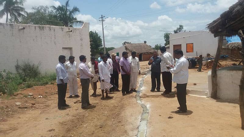 ಡೆಂಗಿ ಭೀತಿ ಆವರಿಸಿದರು ಸಂಡೂರು ತಾಲ್ಲೂಕಿನ ಗಿರೆನಳ್ಳಿ ಗ್ರಾಮಕ್ಕೆ ಗುರುವಾರ ಜಿಲ್ಲಾ ಮಲೇರಿಯಾ ಅಧಿಕಾರಿ, ತಾಲ್ಲೂಕು ವೈದ್ಯಾಧಿಕಾರಿಗಳ ತಂಡ ಭೇಟಿ ನೀಡಿ ಗ್ರಾಮಸ್ಥರೊಂದಿಗೆ ಚರ್ಚಿಸಿದರು