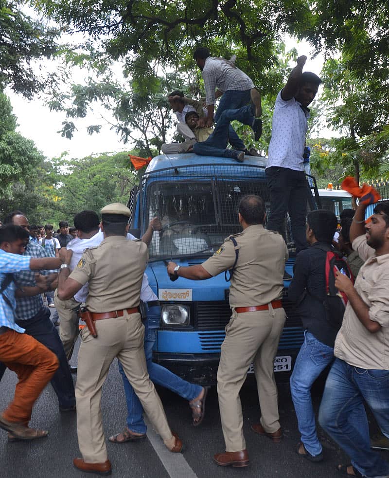ಕಾರ್ಯಕರ್ತರನ್ನು ಚದುರಿಸುತ್ತಿರುವ ಪೊಲೀಸರು