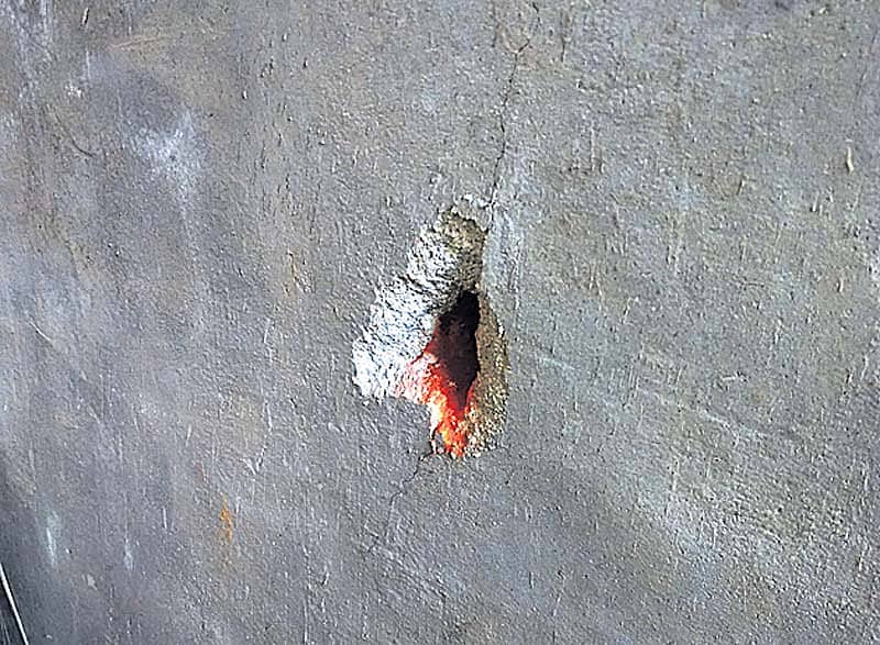 ಆಭರಣ ಮಳಿಗೆಯಲ್ಲಿ ಕಳವಿಗಾಗಿ ಕಳ್ಳರು ಕನ್ನ ಕೊರೆಯಲು ಯತ್ನಿಸಿರುವುದು