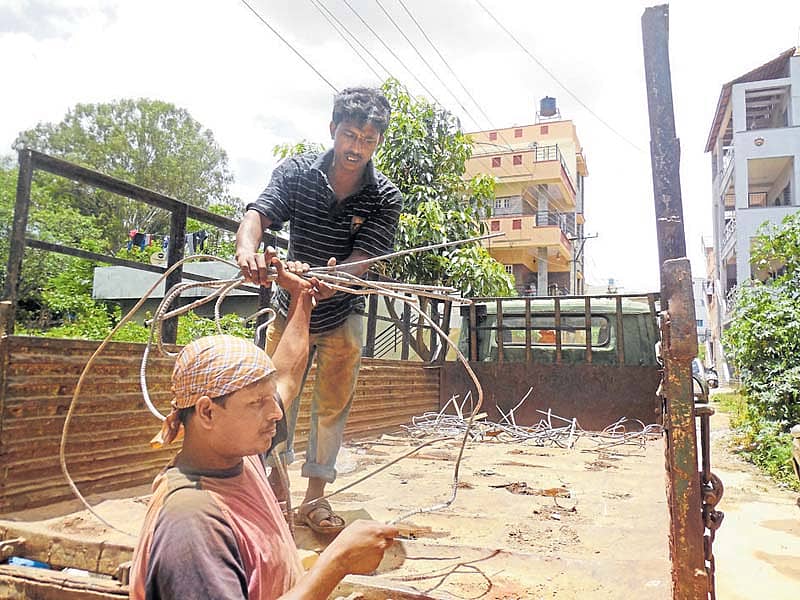 ಹಲಗೇವಡೇರಹಳ್ಳಿಯಲ್ಲಿ ಕಟ್ಟಡ ತೆರವುಗೊಳಿಸುತ್ತಿದ್ದ ವೇಳೆ ಕಬ್ಬಿಣದ ಸರಳುಗಳನ್ನು ಗುಜರಿ ವ್ಯಾಪಾರಿಗಳು ತೆಗೆದುಕೊಂಡು ಹೋದರು