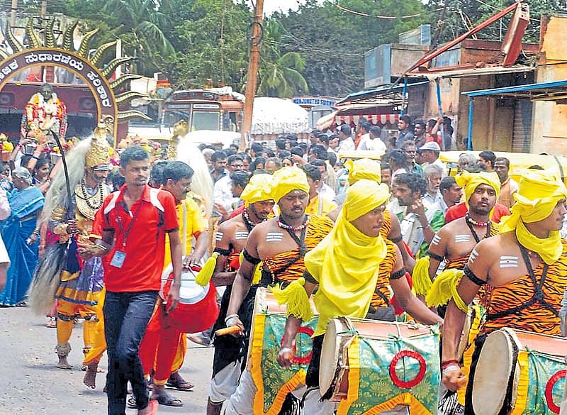 ಡಿ.ದೇವರಾಜು ಅರಸು ಅವರ ಸ್ತಬ್ಧ ಚಿತ್ರಗಳನ್ನು ಹೊತ್ತ ರಥಯಾತ್ರೆಗೆ ಹೊಸಕೋಟೆಯಲ್ಲಿ ಪೂರ್ಣ ಕುಂಭದ ಸ್ವಾಗತ ನೀಡಲಾಯಿತು