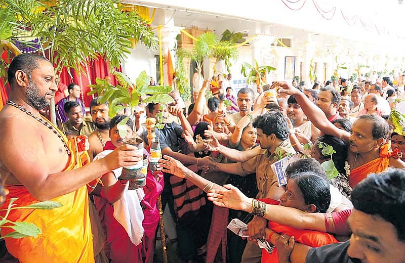 ಮಂತ್ರಾಲಯದಲ್ಲಿ ‘ವೃಕ್ಷ ಪ್ರಸಾದ’ಕ್ಕೆ ಚಾಲನೆ ನೀಡಿದ ಶ್ರೀರಾಘವೇಂದ್ರಮಠದ ಪೀಠಾಧಿಪತಿ ಶ್ರೀಸುಬುಧೇಂದ್ರ ತೀರ್ಥರು ಭಕ್ತರಿಗೆ ಸಸಿ ವಿತರಿಸಿದರು