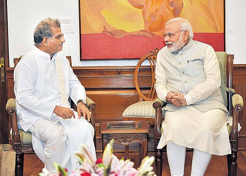 ನವದೆಹಲಿಯಲ್ಲಿ ಬುಧವಾರ ಪ್ರಧಾನಿ ಮೋದಿ ಅವರನ್ನು ಭೇಟಿ ಮಾಡಿದ ಧರ್ಮಸ್ಥಳದ ಧರ್ಮಾಧಿಕಾರಿ ಡಾ.ವೀರೇಂದ್ರ ಹೆಗ್ಗಡೆ ಅವರು ತುಳು ಭಾಷೆಯನ್ನು ಸಂವಿಧಾನದ 8ನೇ ಪರಿಚ್ಛೇದಕ್ಕೆ ಸೇರ್ಪಡೆ ಮಾಡುವಂತೆ  ಮನವಿ ಮಾಡಿದರು