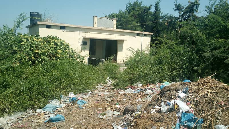 ನೀರಿಲ್ಲದ ಕಾರಣ ಪಾಳು ಬಿದ್ದಿರುವ ಯಾದಗಿರಿಯ ಹನುಮಾನ ನಗರದ ಸಾರ್ವಜನಿಕ ಶೌಚಾಲಯ