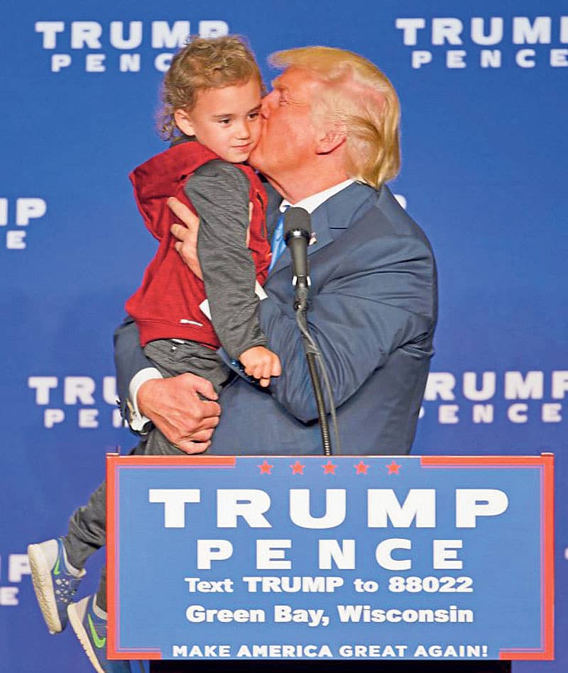 ಚುನಾವಣಾ ಪ್ರಚಾರದ ವೇಳೆ ಬಾಲಕನನ್ನು ಮುದ್ದಿಸಿದ ಟ್ರಂಪ್