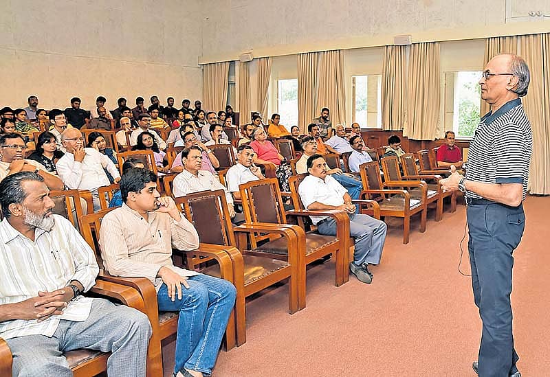 ಎಂ.ಎನ್‌. ವಿದ್ಯಾಶಂಕರ್‌ ಉಪನ್ಯಾಸ ನೀಡಿದರು –ಪ್ರಜಾವಾಣಿ ಚಿತ್ರ