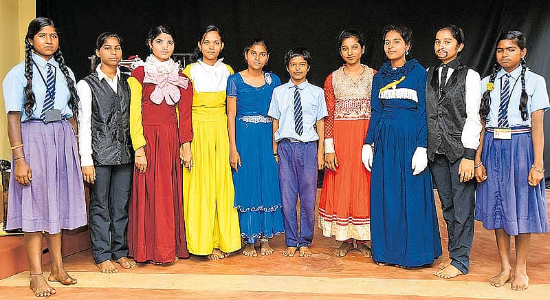 ‘ಬೆಳಕಿನೊಂದು ಕಿರಣ ಮೇರಿ ಕ್ಯೂರಿ’ ನಾಟಕ ತಂಡ: (ಎಡದಿಂದ) ಪ್ರೀತಿ, ಆಶಾ, ದೇವಿಕಾ, ಜ್ಯೋತಿಕಾ, ರಕ್ಷಿತಾ, ಅಭಿಷೇಕ್, ಸುಪ್ರಿಯಾ, ಜಯಶ್ರೀ ಹಾಗೂ ತೇಜಸ್ವಿನಿ