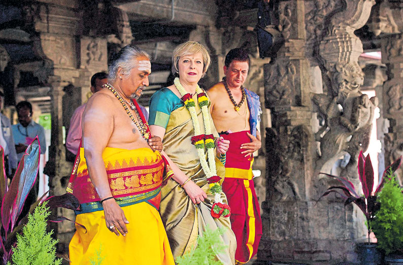ಬೆಂಗಳೂರಿನ ಹಲಸೂರಿನಲ್ಲಿರುವ ಸೋಮೇಶ್ವರ ದೇವಸ್ಥಾನಕ್ಕೆ ಭೇಟಿ ನೀಡಿದ್ದ ಬ್ರಿಟನ್ ಪ್ರಧಾನಿ ತೆರೆಸಾ ಮೇ  –ಪಿಟಿಐ ಚಿತ್ರ
