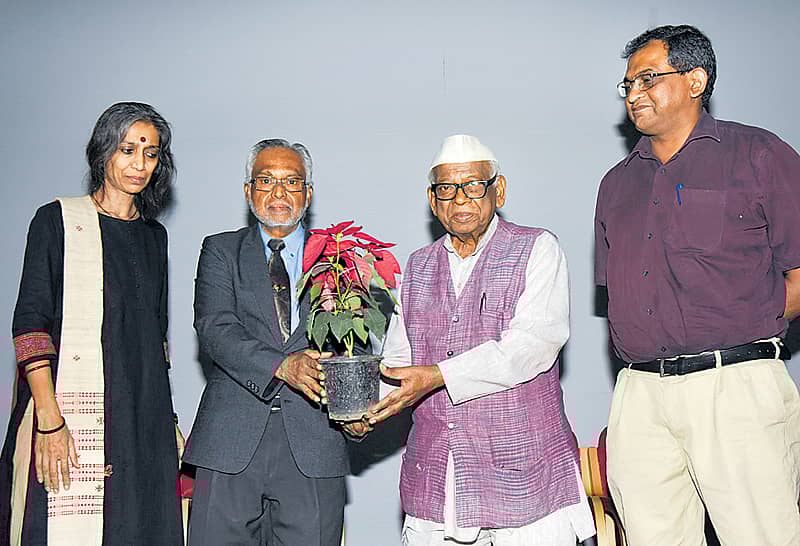 ಹೊ. ಶ್ರೀನಿವಾಸಯ್ಯ ಅವರಿಗೆ ವಿ. ಬಾಲಸುಬ್ರಮಣಿಯನ್‌ ಸಸಿ ನೀಡಿದರು. ಸಂಘಟನೆಯ ಉಪಾಧ್ಯಕ್ಷೆ ಮಧು ಭೂಷಣ್‌, ಲಿಯೋ ಸಲ್ಡಾನಾ ಚಿತ್ರದಲ್ಲಿದ್ದಾರೆ   –ಪ್ರಜಾವಾಣಿ ಚಿತ್ರ