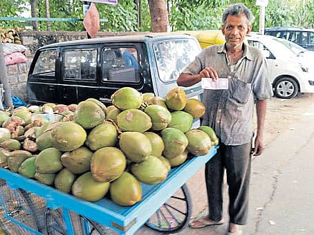 ಎಳನೀರು ಪಡೆದ ಗ್ರಾಹಕ ಕೊಟ್ಟ ₹ 2 ಸಾವಿರದ ನೋಟನ್ನು ತೋರಿಸುತ್ತಿರುವುದು