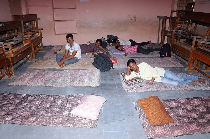 82ನೇ ಅಖಿಲ ಭಾರತ ಕನ್ನಡ ಸಾಹಿತ್ಯ ಸಮ್ಮೇಳನಕ್ಕೆ ಬಂದಿರುವ ಸ್ವಯಂ ಸೇವಕರು ರಾಯಚೂರಿನ ವಿದ್ಯಾಭಾರತಿ ಶಾಲೆಯಲ್ಲಿ ಗುರುವಾರ ರಾತ್ರಿ ನೆಲದ ಮೇಲೆ ಮಲಗಿರುವುದು