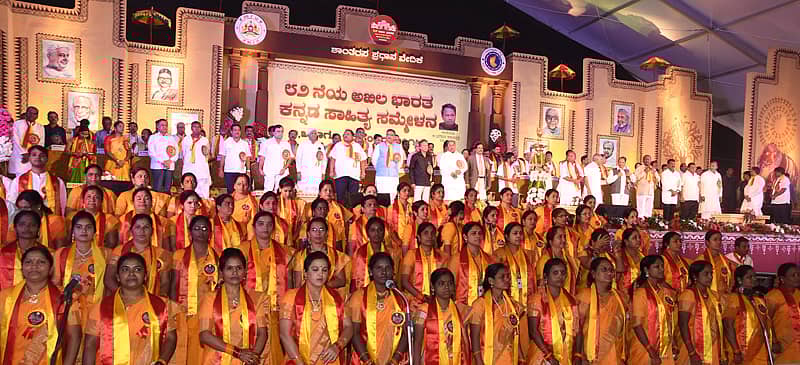 ರಾಯಚೂರಿನ ಕೃಷಿ ವಿಶ್ವವಿದ್ಯಾಲಯದ ಆವರಣದ ಶಾಂತರಸ ಪ್ರಧಾನ ವೇದಿಕೆಯಲ್ಲಿ ಶುಕ್ರವಾರ ಆರಂಭವಾದ 82ನೇ ಅಖಿಲ ಭಾರತ ಕನ್ನಡ ಸಾಹಿತ್ಯ ಸಮ್ಮೇಳನದ ಉದ್ಘಾಟನಾ ಸಮಾರಂಭದಲ್ಲಿ 82 ಜನರು ಸಾಮೂಹಿಕವಾಗಿ ನಾಡಗೀತೆ ಹಾಡಿದರು