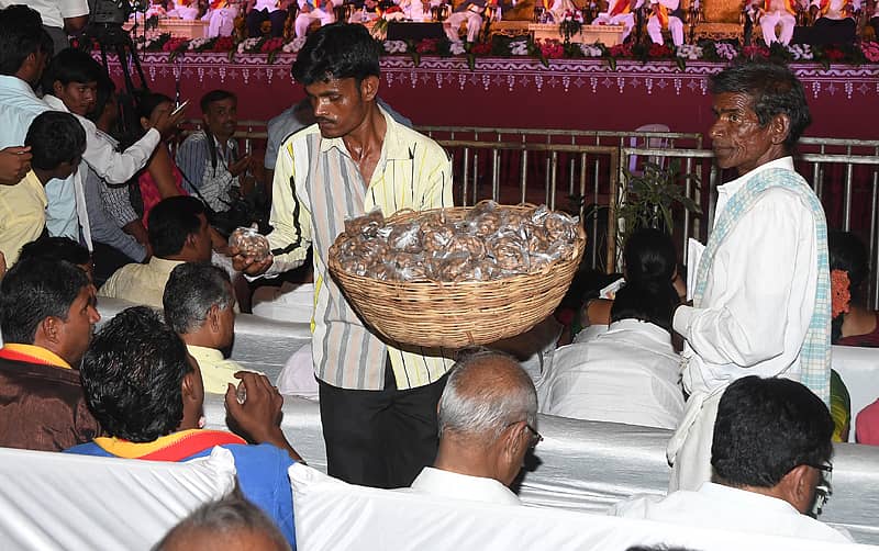 ಸಾಹಿತ್ಯಾಸಕ್ತರಿಗೆ ಹುರಿದ ಶೇಂಗಾ ಬಿಕರಿ ಮಾಡಿದ ವ್ಯಾಪಾರಿ