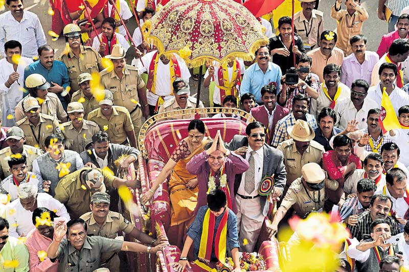 ರಾಯಚೂರಿನಲ್ಲಿ ಶುಕ್ರವಾರ ಆರಂಭವಾದ 82ನೇ ಅಖಿಲ ಭಾರತ ಕನ್ನಡ ಸಾಹಿತ್ಯ ಸಮ್ಮೇಳನದ ವೇದಿಕೆಗೆ ಸರ್ವಾಧ್ಯಕ್ಷ ಡಾ.ಬರಗೂರು ರಾಮಚಂದ್ರಪ್ಪ, ಪತ್ನಿ ರಾಜಲಕ್ಷ್ಮಿ  ಅವರನ್ನು ಮೆರವಣಿಗೆ ಮೂಲಕ ಕರೆತರಲಾಯಿತು. ಕನ್ನಡ ಸಾಹಿತ್ಯ ಪರಿಷತ್‌ ಅಧ್ಯಕ್ಷ ಮನು ಬಳಿಗಾರ್‌ ಇದ್ದಾರೆ     	ಪ್ರಜಾವಾಣಿ ಚಿತ್ರ/ಕೃಷ್ಣಕುಮಾರ್‌ ಪಿ.ಎಸ್‌