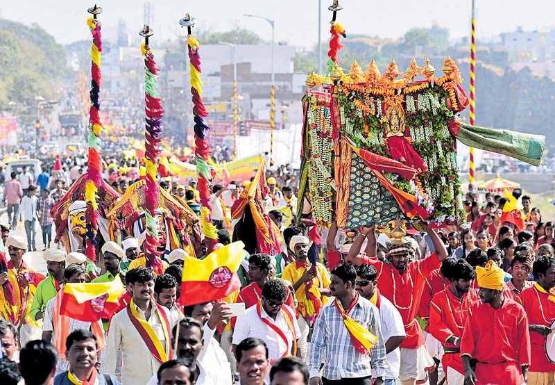 ಮೆರವಣಿಗೆಯಲ್ಲಿ ಕಲಾತಂಡಗಳ ಸೊಬಗು       ಪ್ರಜಾವಾಣಿ ಚಿತ್ರ