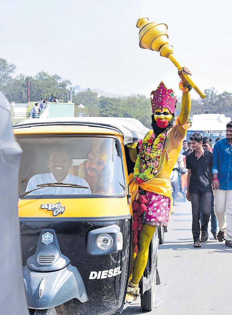 ಮೆರವಣಿಗೆಯ ವೇಳೆ ಆಟೋ ಏರಿದ ಹನುಮ