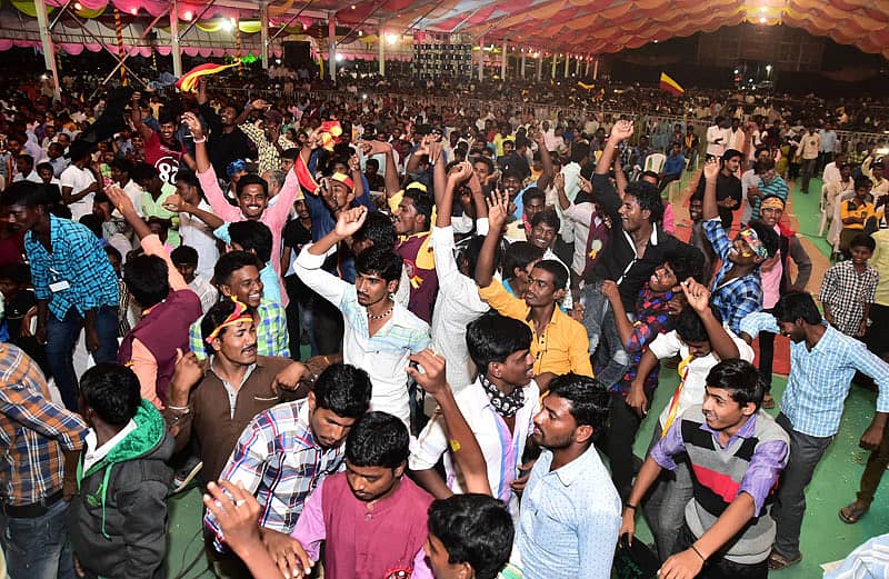 82ನೇ ಅಖಿಲಭಾರತ ಸಾಹಿತ್ಯ ಸಮ್ಮೇಳನದ ಸಮಾರೋಪದಲ್ಲಿ ಸಂಗೀತ ನಿರ್ದೇಶಕ ಹಂಸಲೇಖ ಅವರ ಸಾಂಸ್ಕೃತಿಕ ಕಾರ್ಯಕ್ರಮದಲ್ಲಿ ಕುಣಿದು ಕುಪ್ಪಳಿಸಿದ ಯುವಕರು