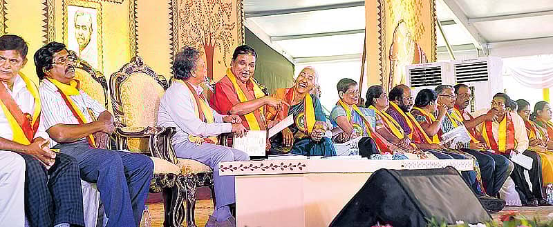 ಕವಿಗೋಷ್ಠಿಯಲ್ಲಿ ಬರಗೂರು ರಾಮಚಂದ್ರಪ್ಪ, ಚನ್ನಣ್ಣ ವಾಲೀಕಾರ್‌, ಬಿ.ಟಿ ಲಲಿತಾ ನಾಯಕ್‌                        ಪ್ರಜಾವಾಣಿ ಚಿತ್ರ: ಆನಂದ ಬಕ್ಷಿ