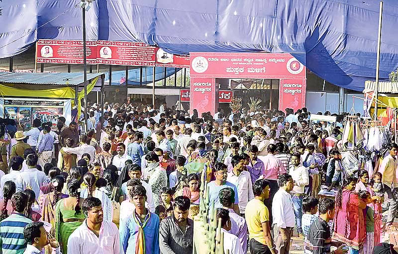 ಪುಸ್ತಕ ಮಳಿಗೆಗೆ ಹರಿದು ಬಂದ ಜನಸಾಗರ