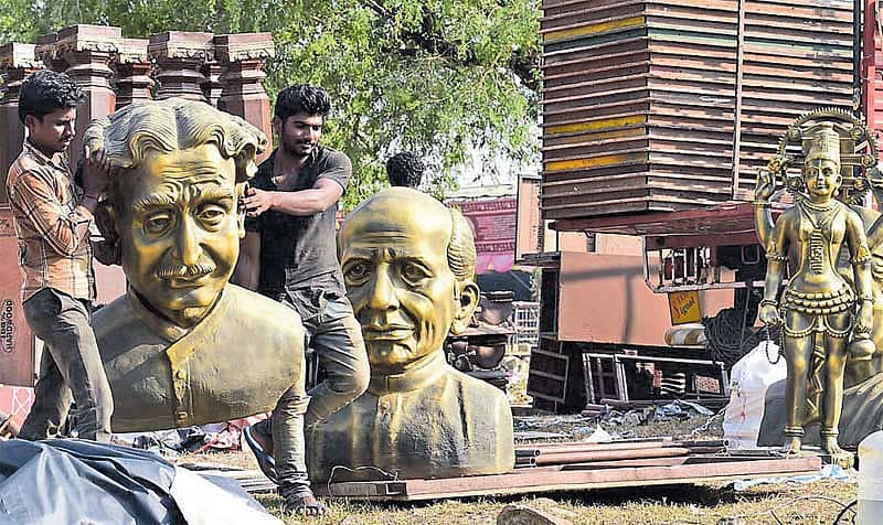 ರಾಯಚೂರಿನಲ್ಲಿ 82ನೇ ಅಖಿಲ ಭಾರತ ಕನ್ನಡ ಸಾಹಿತ್ಯ ಸಮ್ಮೇಳನಕ್ಕೆ ತೆರೆಬಿದ್ದಿದ್ದು, ಸೋಮವಾರ ಸಾಹಿತಿಗಳ ಪುತ್ಥಳಿಗಳನ್ನು ತೆರವುಗೊಳಿಸಿದ ಕಾರ್ಮಿಕರು – ಪ್ರಜಾವಾಣಿ ಚಿತ್ರ/ ಕೃಷ್ಣಕುಮಾರ್ ಪಿ.ಎಸ್.