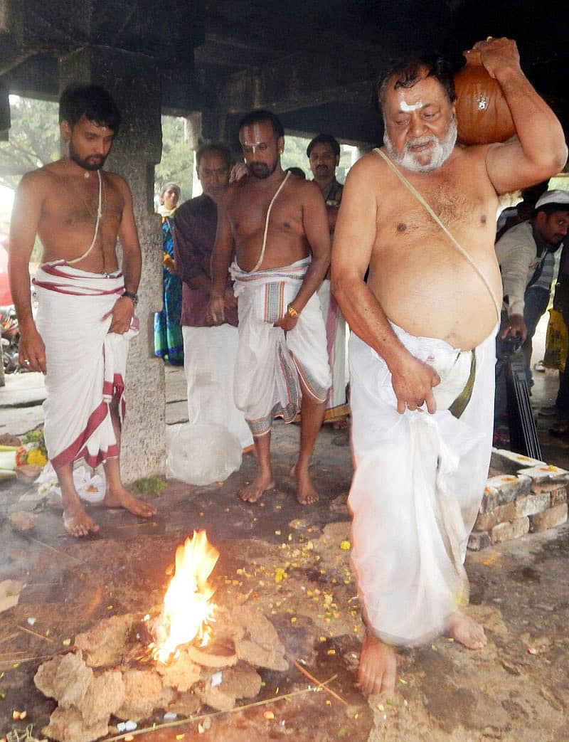 ಶಾಸ್ತ್ರೋಕ್ತವಾಗಿ ಜಯಲಲಿತಾ ಅಂತ್ಯ ಸಂಸ್ಕಾರ