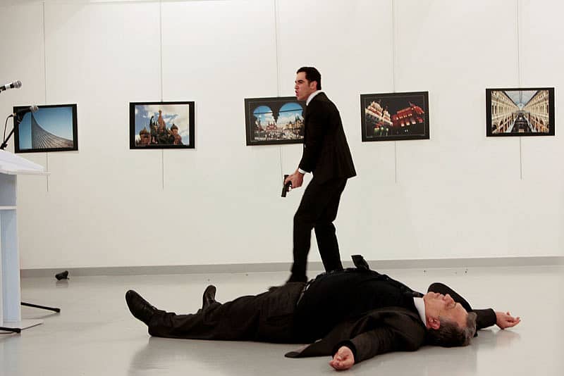 ಹತ್ಯೆಯಾಗಿರುವ ಆಂಡ್ರ್ಯೂ ಕರ್ಲೋವ್ ಅವರ ಪಕ್ಕದಲ್ಲಿ ದಾಳಿಕೋರ – ರಾಯಿಟರ್ಸ್ ಚಿತ್ರ