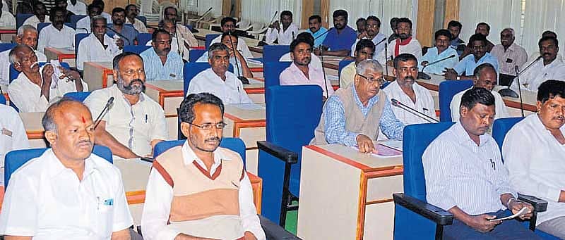 ಬೆಂಗಳೂರು– ಚೆನ್ನೈ ಎಕ್ಸ್ಪ್ರೆಸ್ ಕಾರಿಡಾರ್ ಯೋಜನೆ ಕುರಿತು ಕೋಲಾರದಲ್ಲಿ ಬುಧವಾರ ನಡೆದ ಸಮಾಲೋಚನಾ ಸಭೆಯಲ್ಲಿ ರೈತರು ಹಾಗೂ ರೈತ ಮುಖಂಡರು ಪಾಲ್ಗೊಂಡಿದ್ದರು