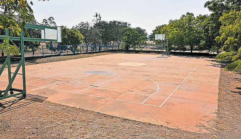 ವಿಶ್ವವಿದ್ಯಾಲಯದ ಕ್ಯಾಂಪಸ್‌ನಲ್ಲಿರುವ ಬ್ಯಾಸ್ಕೆಟ್‌ಬಾಲ್‌ ಅಂಗಳ   ಪ್ರಜಾವಾಣಿ ಚಿತ್ರ : ಪ್ರಶಾಂತ್‌ ಎಚ್‌.ಜಿ.