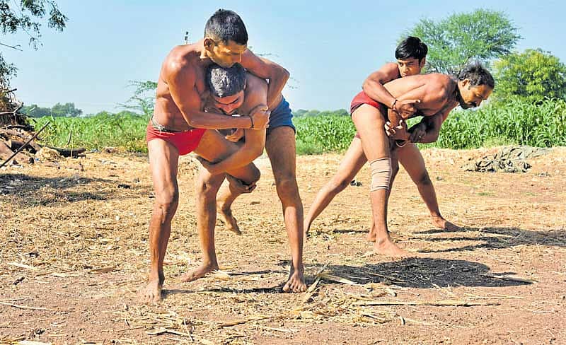 ಹೊಲದಲ್ಲೇ ಪೈಲ್ವಾನರ  ಕುಸ್ತಿ ಅಭ್ಯಾಸ ಚಿತ್ರ:  ಪ್ರಶಾಂತ್‌ ಎಚ್‌.ಜಿ.