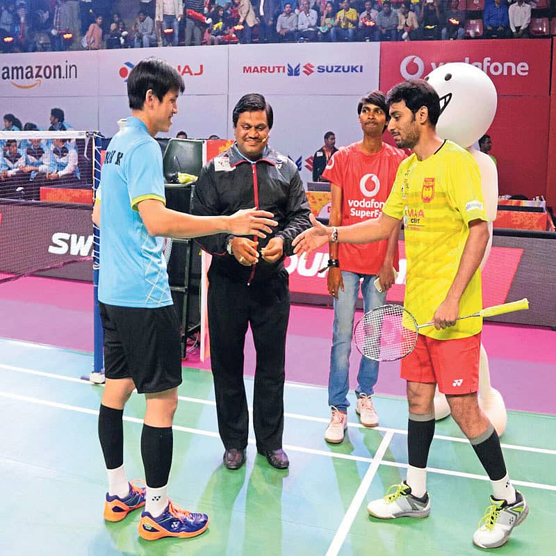 ಅವದ್‌ ವಾರಿಯರ್ಸ್‌ನ ಕೆ. ವಿಂಗ್ ವಿನ್ಸೆಂಟ್‌ ಹಾಗೂ ಬೆಂಗಳೂರು ಬ್ಲಾಸ್ಟರ್ಸ್‌ನ ಸೌರಭ್‌ ವರ್ಮಾ ನಡುವಿನ ಪಂದ್ಯದಲ್ಲಿ ಟಾಸ್ ಮಾಡಲು ಮುಂದಾದ ಅಂಪೈರ್‌ ಯೋಗೇಶ್‌