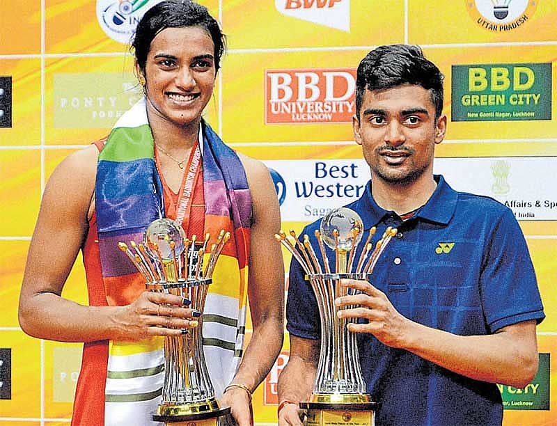 ಪ್ರಶಸ್ತಿಯೊಂದಿಗೆ ಪಿ.ವಿ ಸಿಂಧು ಮತ್ತು ಸಮಿರ್ ವರ್ಮಾ ಪಿಟಿಐ ಚಿತ್ರ.