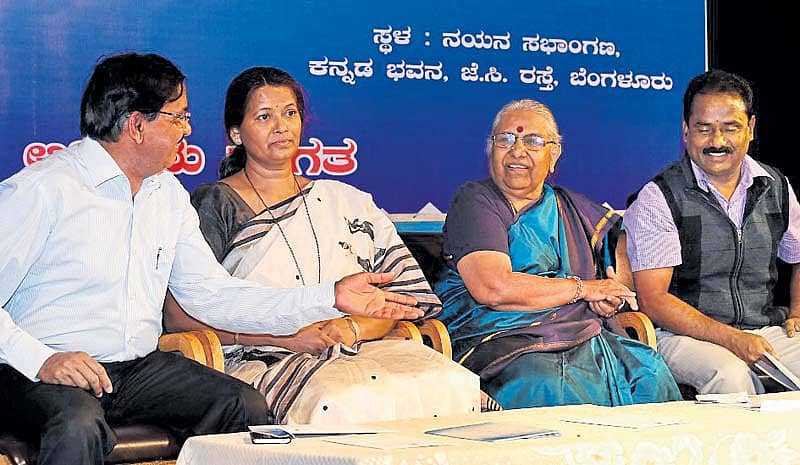 ಸಂಶೋಧನಾ ಕೇಂದ್ರದ ಸಮನ್ವಯ ಅಧಿಕಾರಿ ಕಾ.ತ.ಚಿಕ್ಕಣ್ಣ ಅವರು ಕಮಲಾ ಹಂಪನಾ ಅವರೊಂದಿಗೆ ಮಾತುಕತೆ ನಡೆಸಿದರು. ಕರ್ನಾಟಕ ಲೇಖಕಿಯರ ಸಂಘದ ಉಪಾಧ್ಯಕ್ಷೆ ವನಮಾಲಾ ಸಂಪನ್ನಕುಮಾರ್, ಕನ್ನಡ ಮತ್ತು ಸಂಸ್ಕೃತಿ ಇಲಾಖೆಯ ಜಂಟಿ ನಿರ್ದೇಶಕ ವಿ.ಎನ್.ಮಲ್ಲಿಕಾರ್ಜುನ ಸ್ವಾಮಿ ಇದ್ದರು