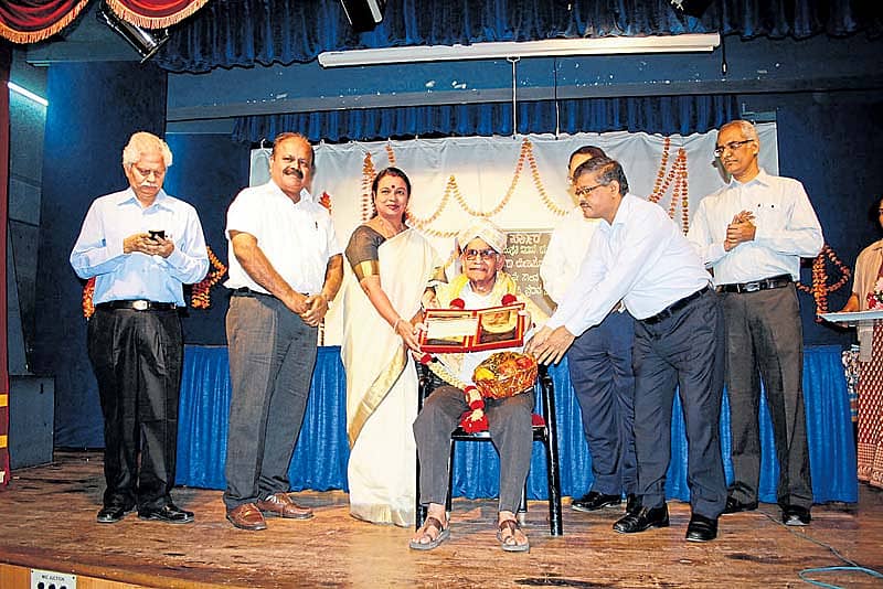 ಸಾಹಿತಿ ರಂ.ಶಾ. ಲೋಕಾಪುರೆ ಅವರಿಗೆ ಕನ್ನಡ ಮತ್ತು ಸಂಸ್ಕೃತಿ ಸಚಿವೆ ಉಮಾಶ್ರೀ ಅವರು ಕರ್ನಾಟಕ ರಾಜ್ಯೋತ್ಸವ ಪ್ರಶಸ್ತಿ ಪ್ರದಾನ ಮಾಡಿದರು. ರಂಗಕರ್ಮಿ ಡಿ.ಎಸ್. ಚೌಗಲೆ, ಕನ್ನಡ ಮತ್ತು ಸಂಸ್ಕೃತಿ ಇಲಾಖೆ ಜಂಟಿ ನಿರ್ದೇಶಕ ಬಲವಂತರಾವ್ ಪಾಟೀಲ ಇದ್ದರು.