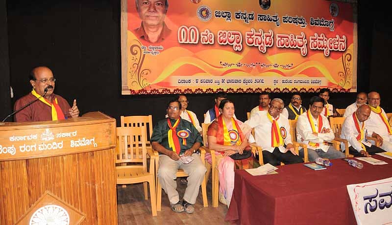 ಶಿವಮೊಗ್ಗದಲ್ಲಿ ಭಾನುವಾರ ನಡೆದ ಜಿಲ್ಲಾ ಸಾಹಿತ್ಯ ಸಮ್ಮೇಳನದ ಸಮಾರೋಪದಲ್ಲಿ ಸಾಹಿತಿ ಶ್ರೀಕಂಠ ಕೂಡಿಗೆ ಮಾತನಾಡಿದರು.