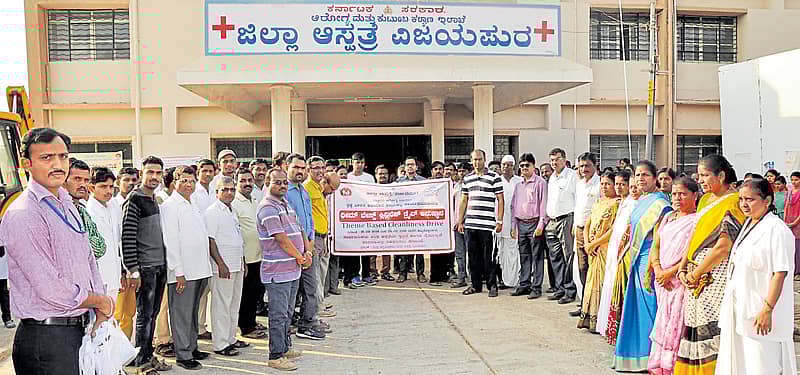 ಸ್ವಚ್ಛತೆ ಕುರಿತಾಗಿ ಸಾರ್ವಜನಿಕರಲ್ಲಿ ಜಿಲ್ಲಾಡಳಿತದೊಂದಿಗೆ ಜಾಗೃತಿ ಮೂಡಿಸುತ್ತಿರುವುದು.