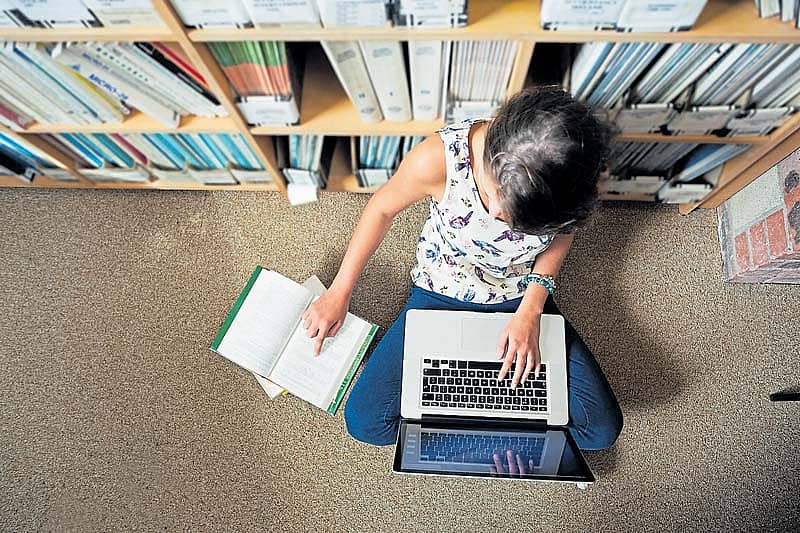 ಕಪ್ಪುಹಲಗೆಯ ಮೇಲೆ ತಂತ್ರಜ್ಞಾನದ ರೇಖೆಗಳು