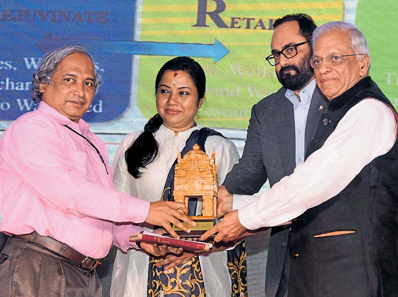 ಟಿ.ವಿ.ರಾಮಚಂದ್ರ (ಬಲತುದಿ) ಅವರಿಗೆ ವಿಧಾನ ಪರಿಷತ್‌ ಸದಸ್ಯೆ ತಾರಾ ಅನೂರಾಧಾ, ರಾಜ್ಯಸಭಾ ಸದಸ್ಯ ರಾಜೀವ್‌ ಚಂದ್ರಶೇಖರ್‌ ಹಾಗೂ ಶಿವರಾಜ್‌ ಪಾಟೀಲ ಅವರು ಪ್ರಶಸ್ತಿ ಪ್ರದಾನ ಮಾಡಿದರು