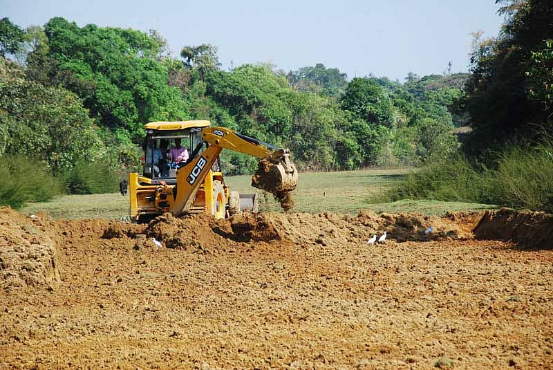 ಮಡಿಕೇರಿ ಸಮೀಪದ ಕೂಟುಹೊಳೆಯಲ್ಲಿ ನಗರಸಭೆ ವತಿಯಿಂದ ₹1.40 ಕೋಟಿ ವೆಚ್ಚದಲ್ಲಿ ಹೂಳೆತ್ತುವ ಕಾಮಗಾರಿ ನಡೆಯುತ್ತಿದೆ.