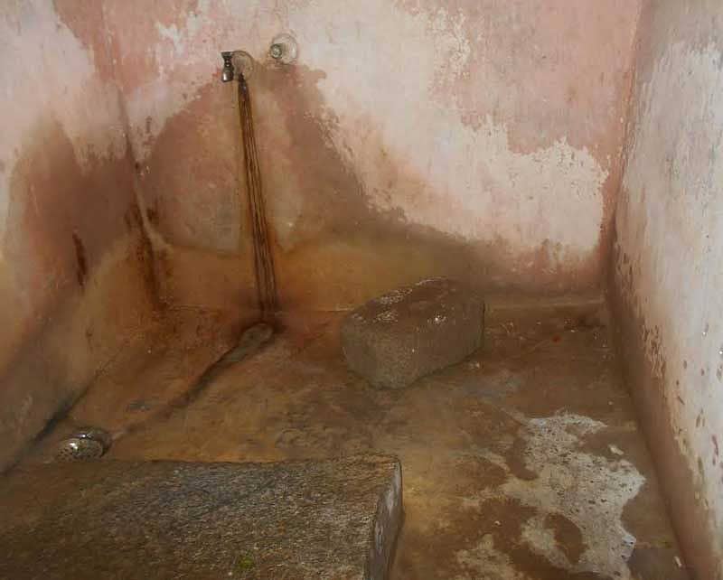 ಕೆ.ಆರ್.ಪೇಟೆ ಪಟ್ಟಣದ ಖಾಸಗಿ ಕಟ್ಟಡದಲ್ಲಿರುವ ಮೆಟ್ರಿಕ್ ನಂತರದ ವಿದ್ಯಾರ್ಥಿಗಳ ವಸತಿ ನಿಲಯದ ಸ್ನಾನದ ಹಾಗೂ ಶೌಚಾಲಯ ಕೊಠಡಿಯ ದೃಶ್ಯ.